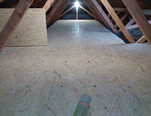 Zateplení stropu novostavby pomocí foukané izolace